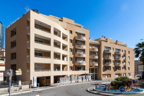 un grand immeuble en face d'une rue dans l'établissement Seaspray 1 Bedroom, Monaco, Sea View, à Beausoleil