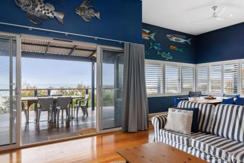 Χώρος καθιστικού στο Tru Blu - Enjoy Sweeping 180 Degree Views of Gracetown in this Modern Family Beach House