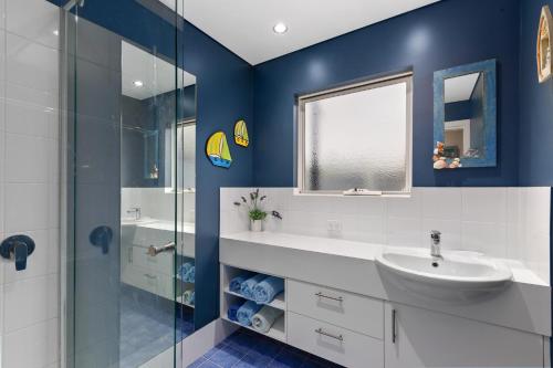 Ένα μπάνιο στο Tru Blu - Enjoy Sweeping 180 Degree Views of Gracetown in this Modern Family Beach House