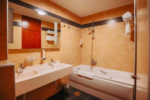 Grand Hotel Tuzla tesisinde bir banyo