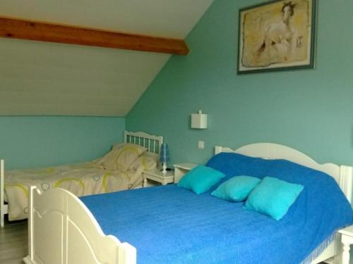 a bedroom with a bed with blue pillows at Grande maison de campagne avec jardin, terrasse, accueil chevaux, proche plage de Wissant, animaux OK - FR-1-376-39 in Pihen-lès-Guînes