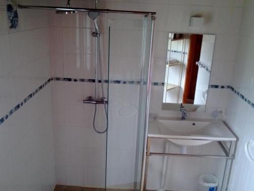 y baño con ducha y lavamanos. en Gîte Pihen-lès-Guînes, 6 pièces, 12 personnes - FR-1-376-39, en Pihen-lès-Guînes