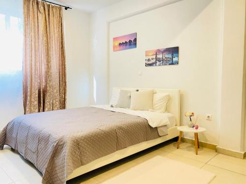 - une chambre blanche avec un lit et une fenêtre dans l'établissement Cozy apartment near sea, à Athènes