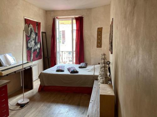 una piccola camera con letto e finestra di Great and light private room in the heart of Nice a Nizza