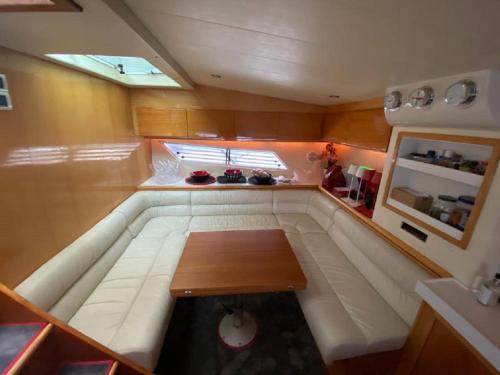 un pequeño barco con una mesa en el medio en Motor Yacht Raffaelli "Bonita", en Trieste