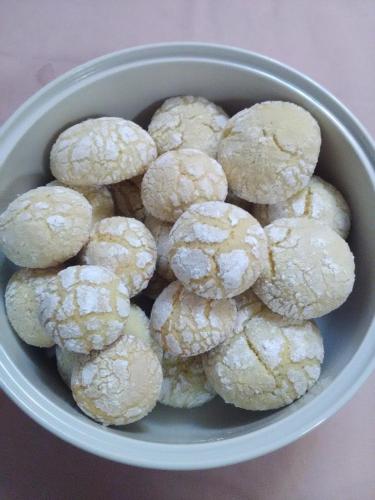 a bowl full of powdered cookies on a table at B&B La Casa di Giuliana in Cermignano