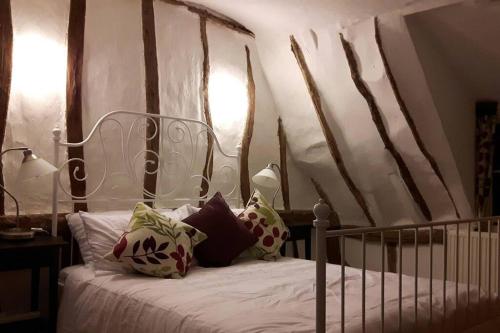 เตียงในห้องที่ Entire Thatched Cottage