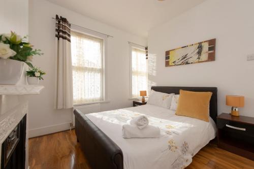 Postel nebo postele na pokoji v ubytování Fortified Home Rochester