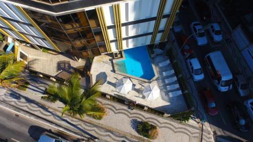 an overhead view of a building with a swimming pool at Apartamento 4 quartos Beira Mar Balneário Camboriú in Balneário Camboriú