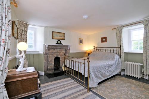 Un pat sau paturi într-o cameră la Lickleyhead Castle