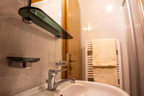 a bathroom with a sink and a mirror and towel at Chalet Fisti in La Villa