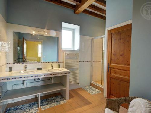 Koupelna v ubytování Gîte Chalain-le-Comtal, 5 pièces, 10 personnes - FR-1-496-48