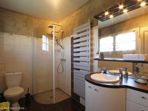 W łazience znajduje się prysznic, umywalka i toaleta. w obiekcie Gîte Sainte-Honorine-la-Guillaume, 2 pièces, 2 personnes - FR-1-497-4 w mieście Sainte-Honorine-la-Guillaume