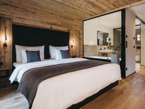 Una cama o camas en una habitación de VAYA Achensee inklusive AchenseeCard