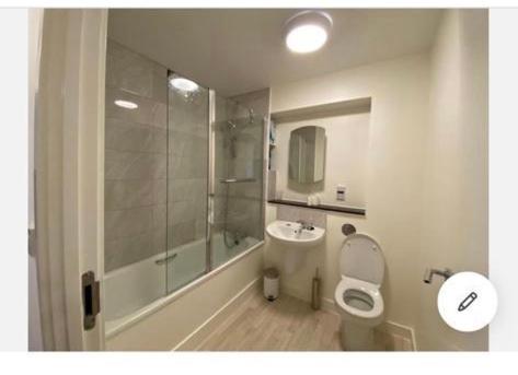 y baño con aseo, lavabo y ducha. en Central Milton Keynes hub one bedroom secured apartment, en Milton Keynes