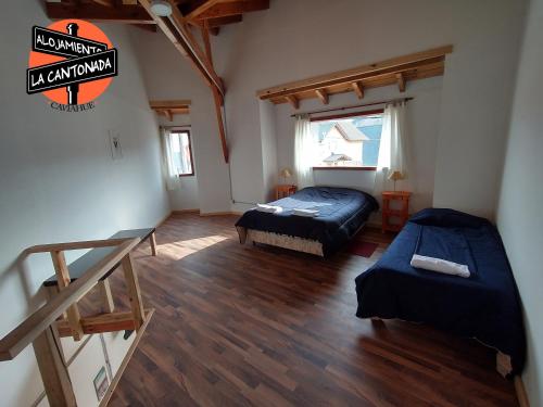 um quarto com duas camas e uma escada em La Cantonada, alojamiento turístico, Caviahue em Caviahue