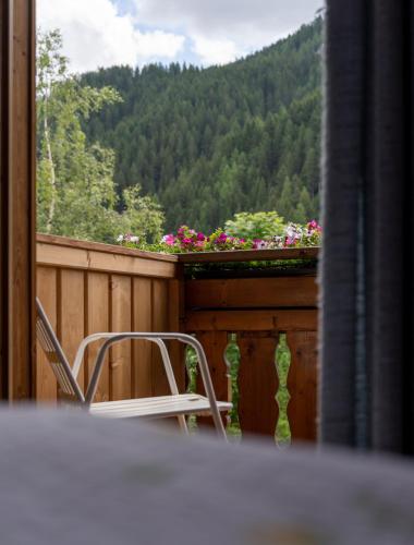 a chair on a balcony with a view of a mountain at Chalet Fisti in La Villa