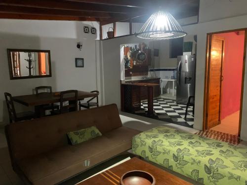 un soggiorno con divano e cucina di Hostal Casaluna San Andres a San Andrés