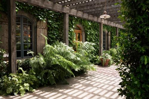 an ivy covered building with a walkway at Rancho Caymus Inn in Rutherford