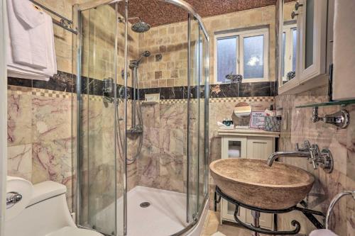 Ένα μπάνιο στο 1 Mi to Lake Gregory Boho Crestline Cabin