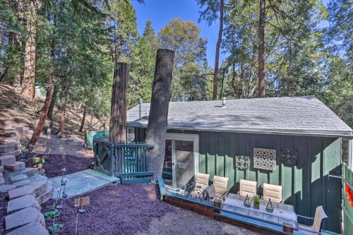 Zahrada ubytování 1 Mi to Lake Gregory Boho Crestline Cabin
