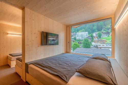 Postel nebo postele na pokoji v ubytování Revier Mountain Lodge Adelboden
