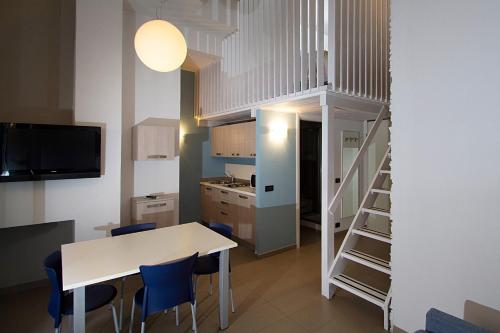 uma cozinha e sala de jantar com uma mesa e uma escada em La Camogliese Hotel B&B em Camogli