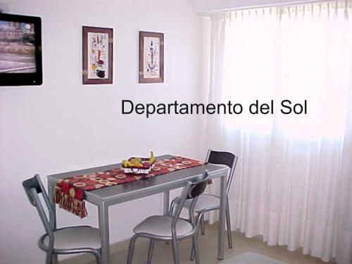 een tafel met twee stoelen en een tafel met bij Departamentos del Sol in Necochea