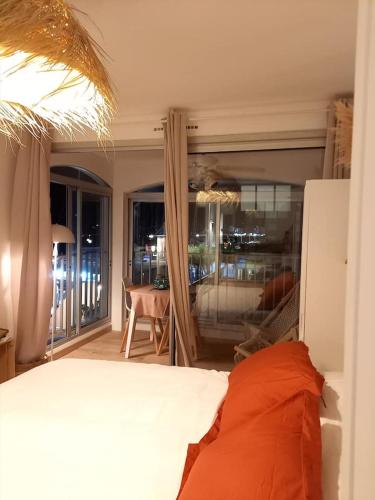 - une chambre avec un lit et une chambre avec une table dans l'établissement AGREABLE STUDIO VUE PORT AU CAP D'AGDE, au Cap d'Agde