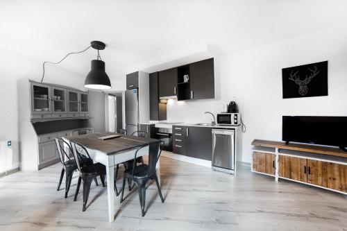 een keuken met een tafel en stoelen in een kamer bij Avet in El Tarter