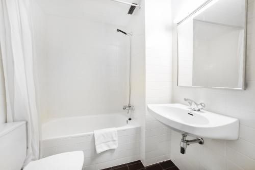  Avet -  Room  picture :   Shower    Bath    TV                           