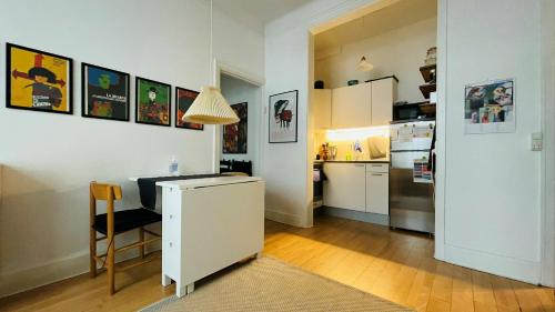 cocina con mesa y nevera en ApartmentInCopenhagen Apartment 1314, en Copenhague