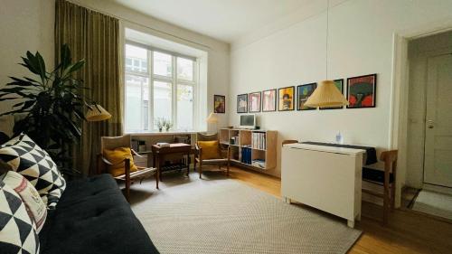 sala de estar con sofá y mesa en ApartmentInCopenhagen Apartment 1314, en Copenhague