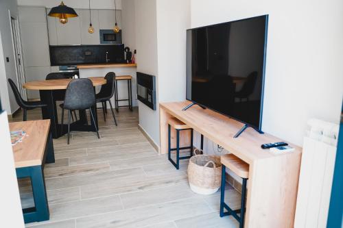 sala de estar con TV de pantalla plana grande en Apartamentos Turia Teruel en Teruel