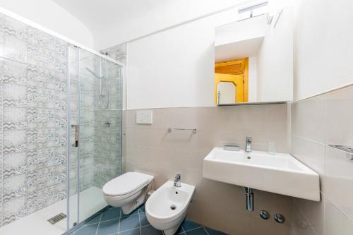 een badkamer met een wastafel, een toilet en een douche bij Casa Grillo in Tramonti