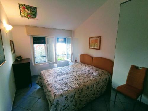 um quarto com uma cama e uma janela em Villa Pineta em Milano Marittima
