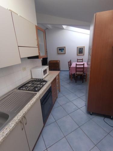 uma cozinha com um lavatório e um fogão forno superior em Villa Pineta em Milano Marittima