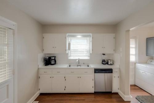Gallery image of Charming 2 BR 1 BA with outdoor patio and grill close to downtown in Lexington