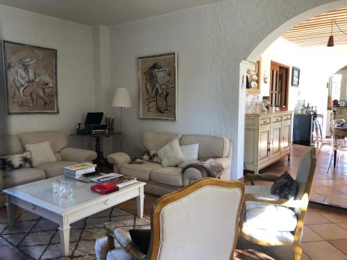 ein Wohnzimmer mit einem Sofa und einem Tisch in der Unterkunft Mas en Luberon GORDES in Gordes
