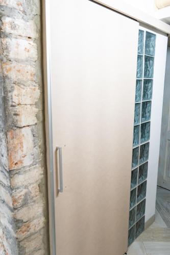 a glass door in a room with a stone wall at Zentrico Boutique in Pereira
