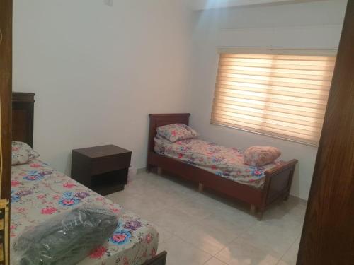 Postel nebo postele na pokoji v ubytování شقة مفروشة فرش فاخر ٣ غرف نوم في طبربور عمان