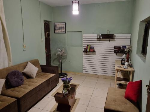 sala de estar con sofá y mesa en Casona de Sillar, en Arequipa
