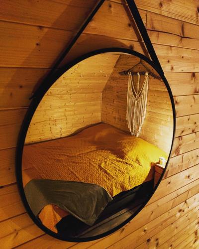 Tempat tidur dalam kamar di Leśny Dwór