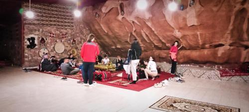 Clientes alojados en Beyond Wadi Rum Camp