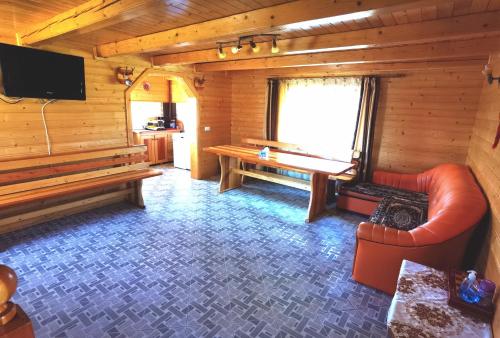 un soggiorno con divano e TV in una cabina di Cabanele FloriCrin - Cabana 1 a Cluj-Napoca