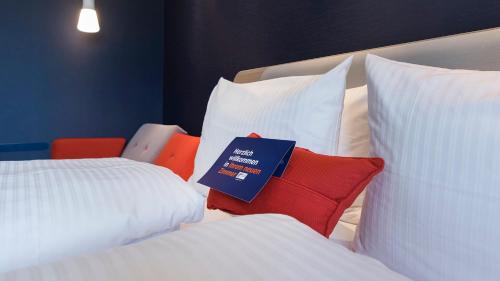 Ein Bett oder Betten in einem Zimmer der Unterkunft Holiday Inn Express - Wiesbaden by IHG