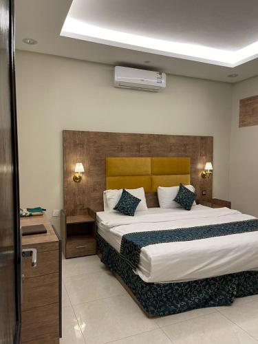 En eller flere senge i et værelse på مقر الفخامة