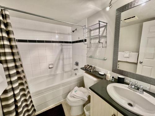 Bilik mandi di Best ski in ski out condo at Whistler