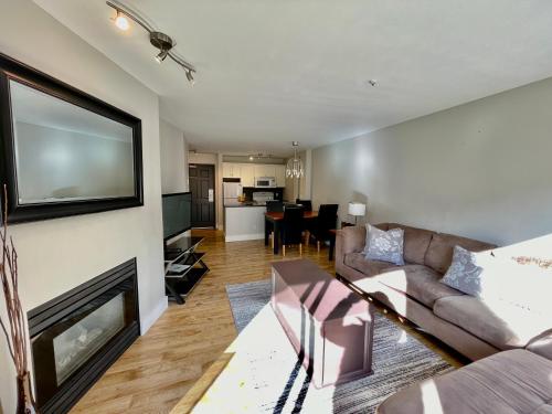 Dapur atau dapur kecil di Best ski in ski out condo at Whistler