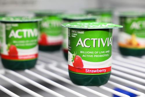 una fila di contenitori di yogurt alla fragola su una mensola di Super 8 by Wyndham Marion NC a Marion